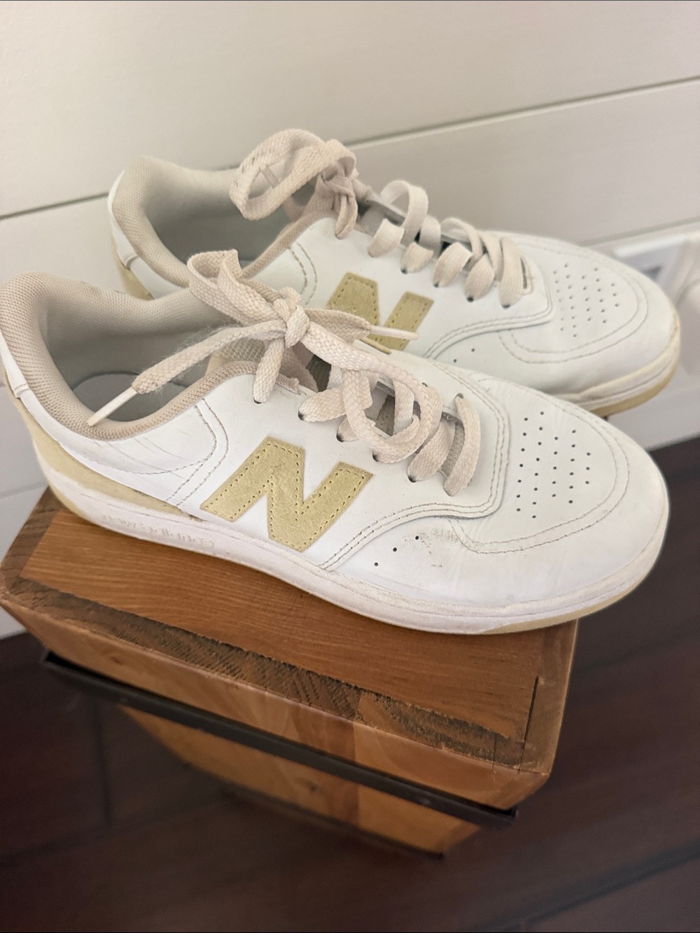 New Balance Kids White Sneakers with Cream 'N' Logo